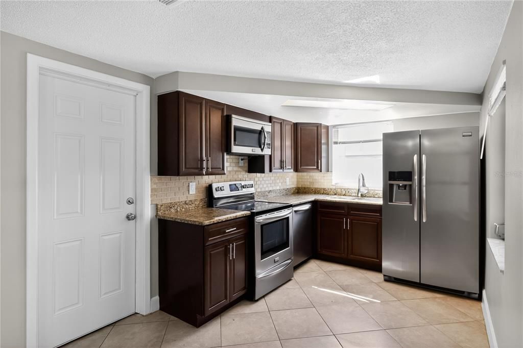 Active With Contract: $214,900 (2 beds, 1 baths, 1038 Square Feet)