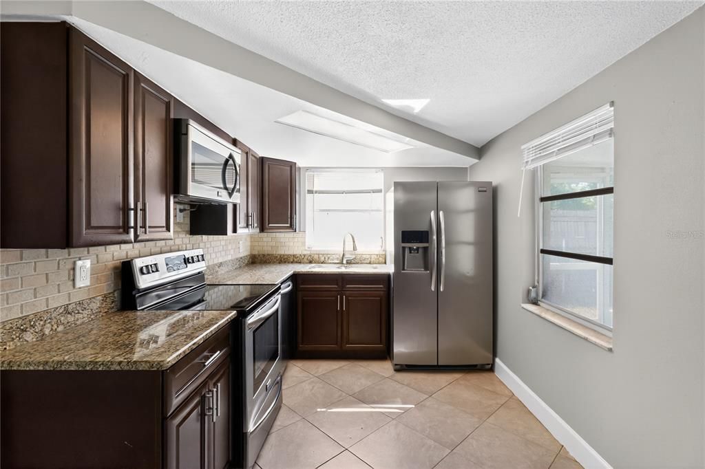 Active With Contract: $214,900 (2 beds, 1 baths, 1038 Square Feet)