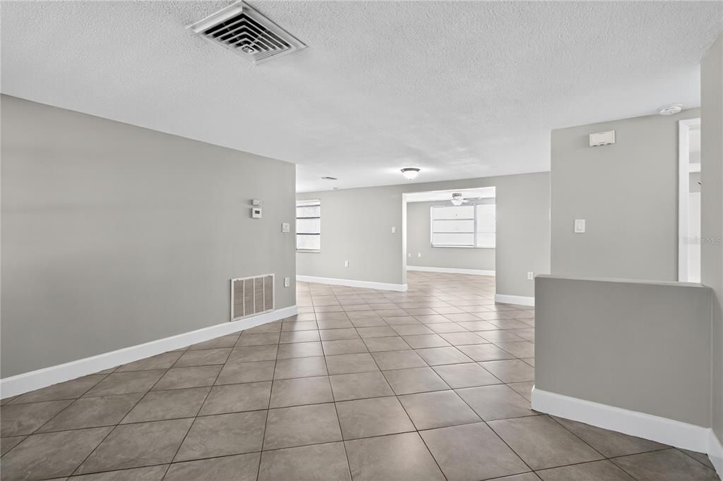 Active With Contract: $214,900 (2 beds, 1 baths, 1038 Square Feet)