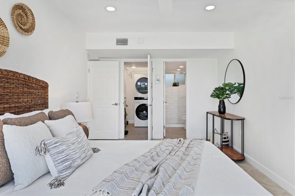 For Sale: $358,000 (1 beds, 1 baths, 698 Square Feet)