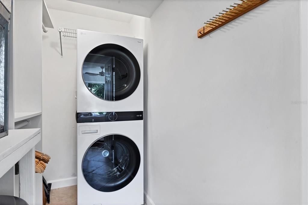 For Sale: $358,000 (1 beds, 1 baths, 698 Square Feet)