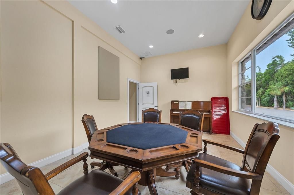 For Sale: $358,000 (1 beds, 1 baths, 698 Square Feet)