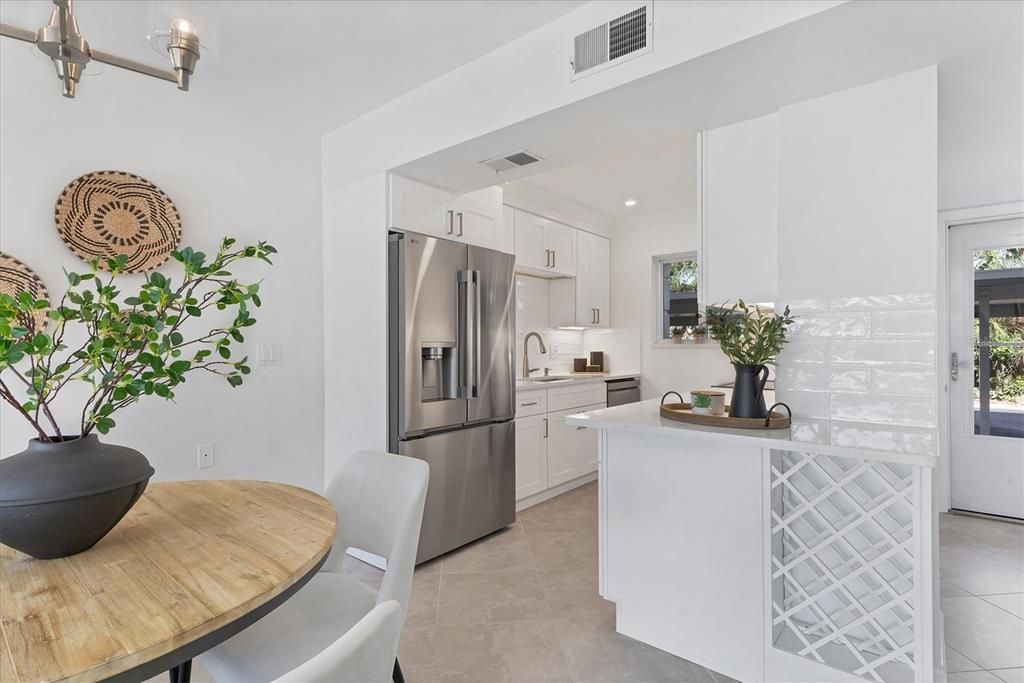 For Sale: $358,000 (1 beds, 1 baths, 698 Square Feet)