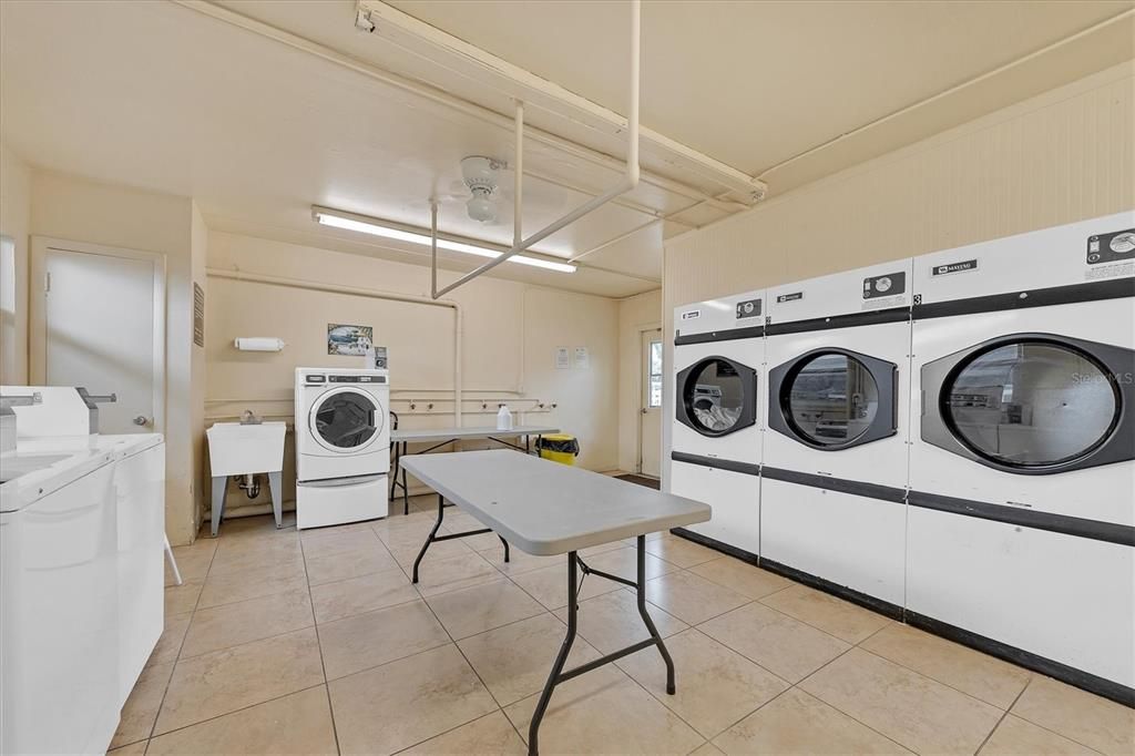 For Sale: $358,000 (1 beds, 1 baths, 698 Square Feet)