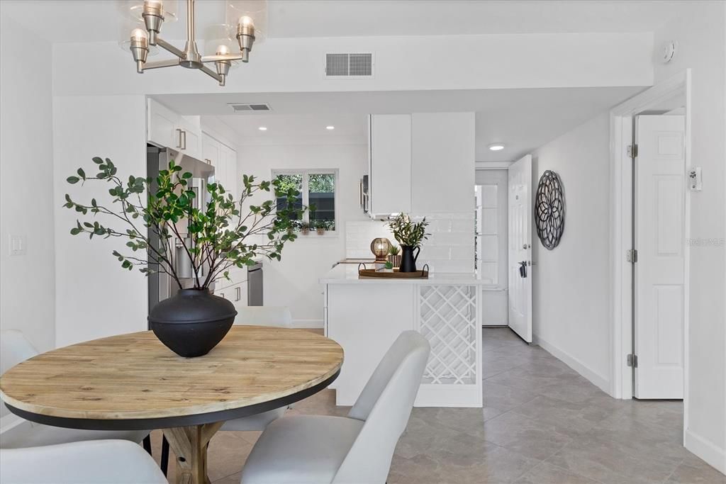 For Sale: $358,000 (1 beds, 1 baths, 698 Square Feet)