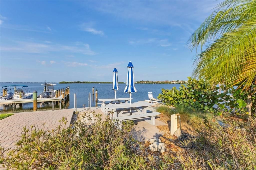 For Sale: $358,000 (1 beds, 1 baths, 698 Square Feet)