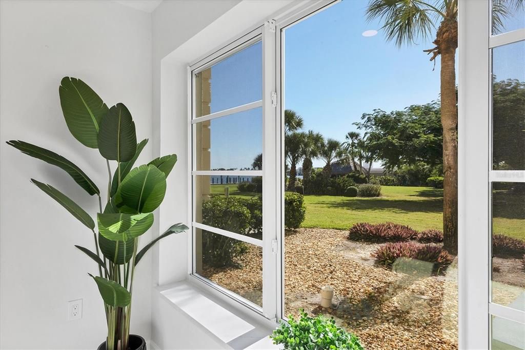 For Sale: $358,000 (1 beds, 1 baths, 698 Square Feet)