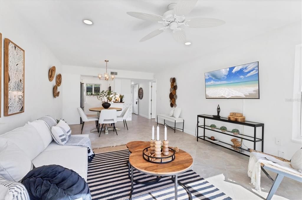 For Sale: $358,000 (1 beds, 1 baths, 698 Square Feet)