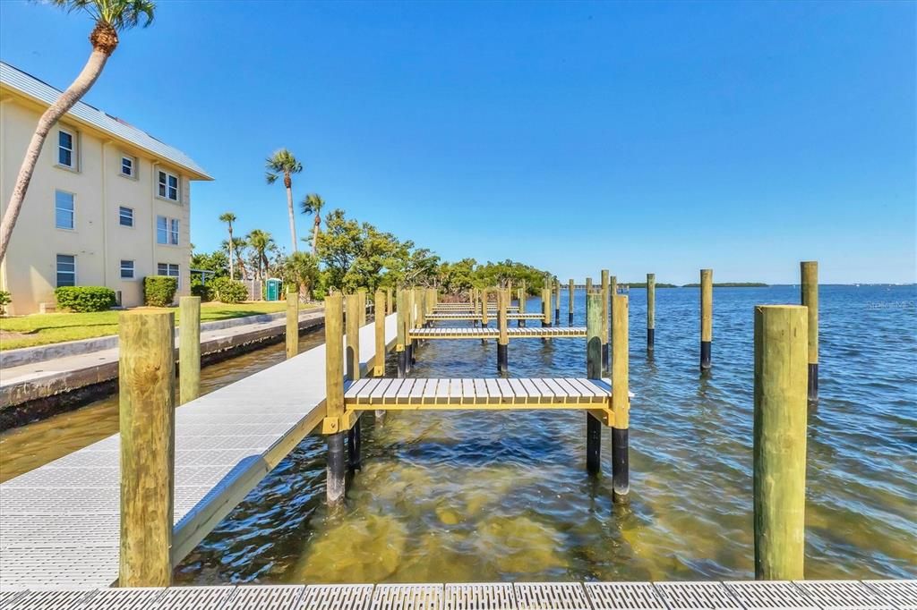 For Sale: $358,000 (1 beds, 1 baths, 698 Square Feet)