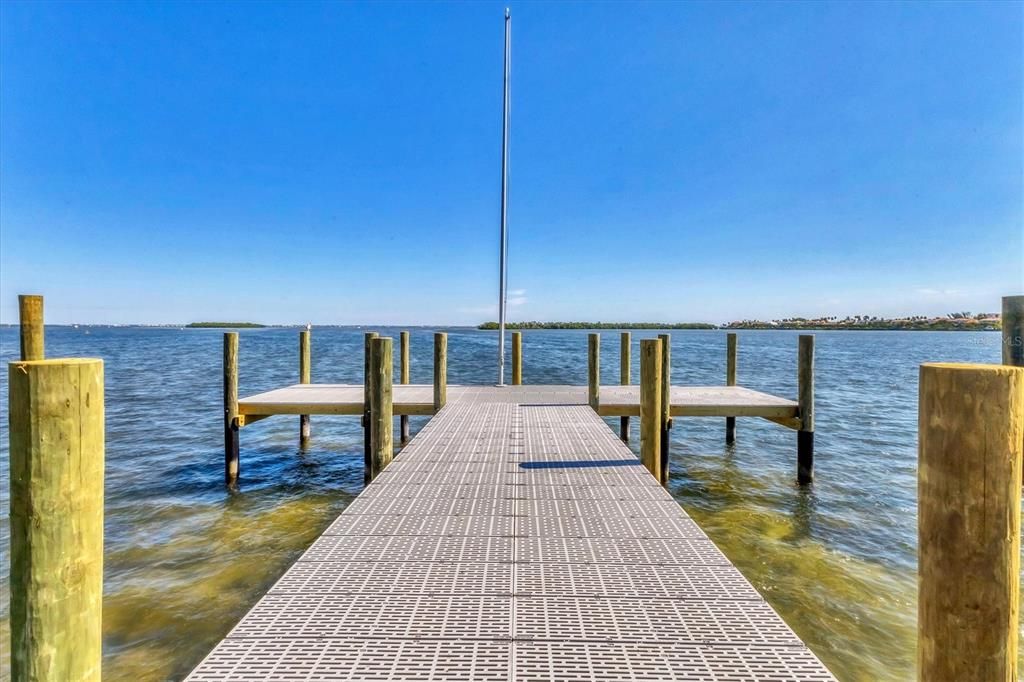 For Sale: $358,000 (1 beds, 1 baths, 698 Square Feet)