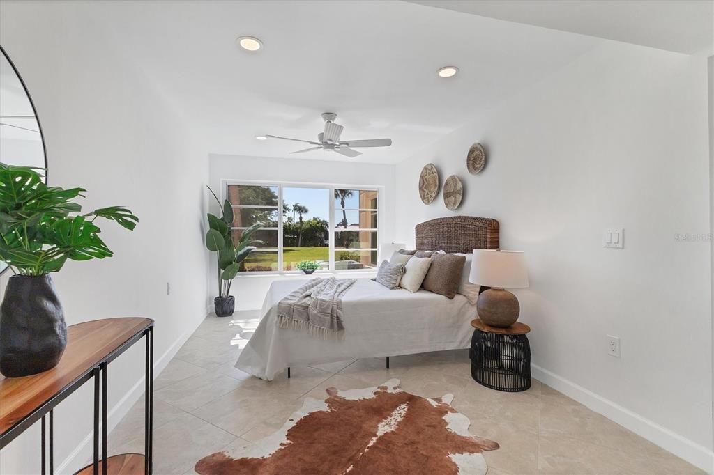 For Sale: $358,000 (1 beds, 1 baths, 698 Square Feet)