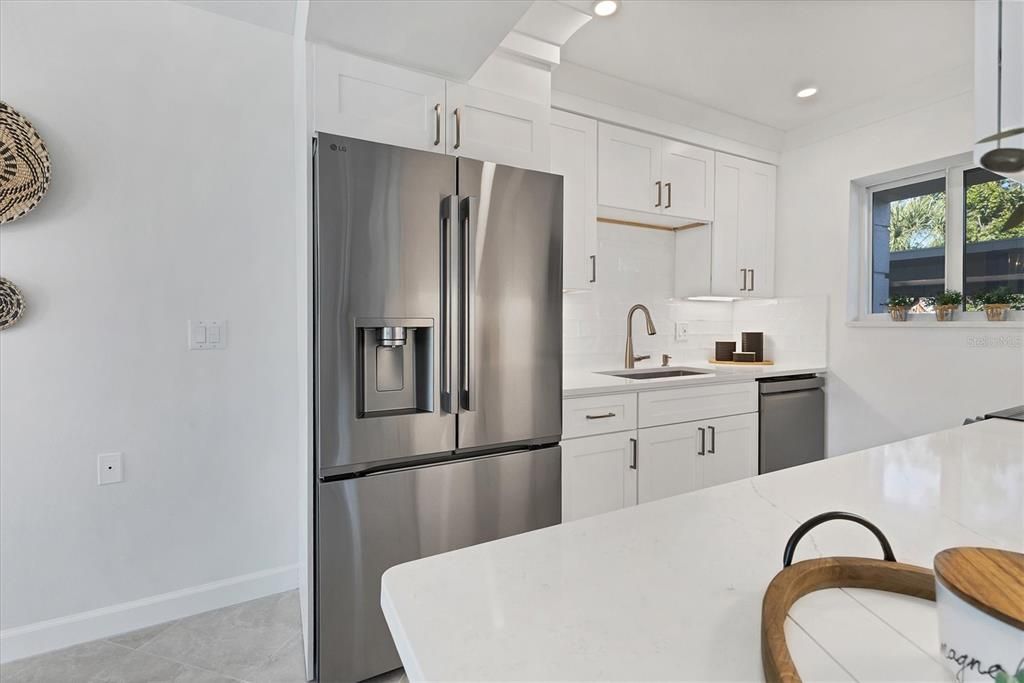 For Sale: $358,000 (1 beds, 1 baths, 698 Square Feet)