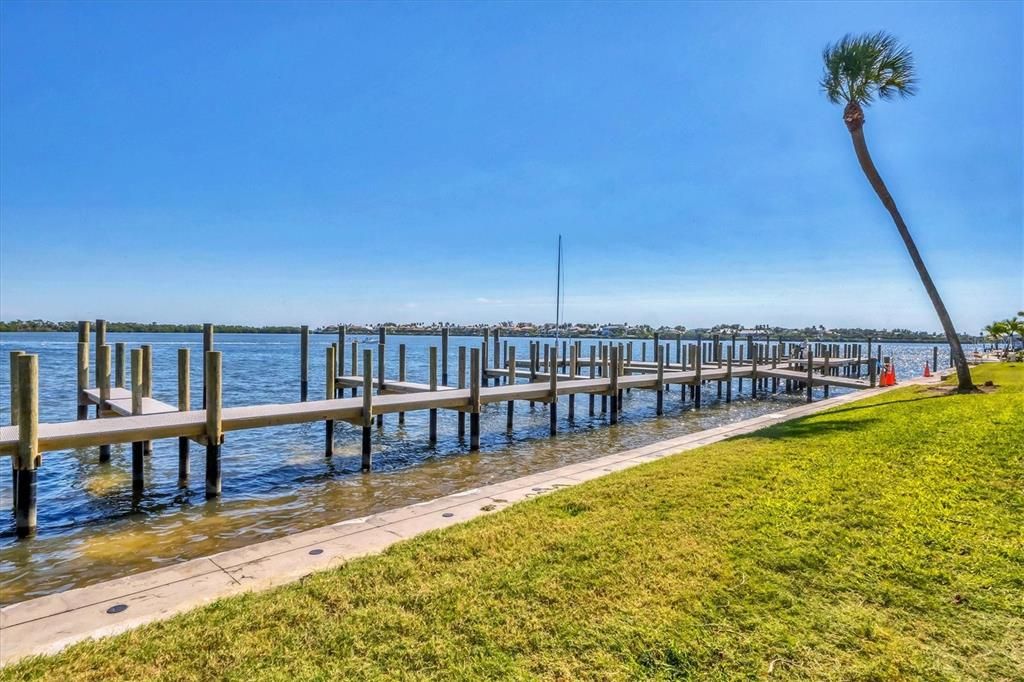 For Sale: $358,000 (1 beds, 1 baths, 698 Square Feet)