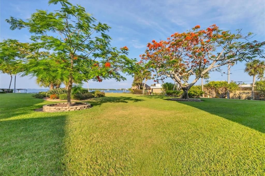 For Sale: $358,000 (1 beds, 1 baths, 698 Square Feet)