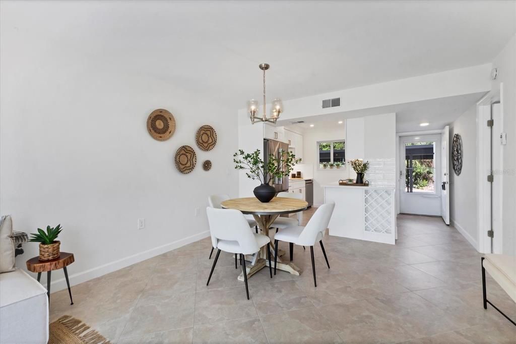 For Sale: $358,000 (1 beds, 1 baths, 698 Square Feet)