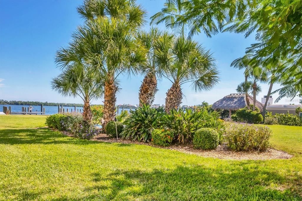 For Sale: $358,000 (1 beds, 1 baths, 698 Square Feet)