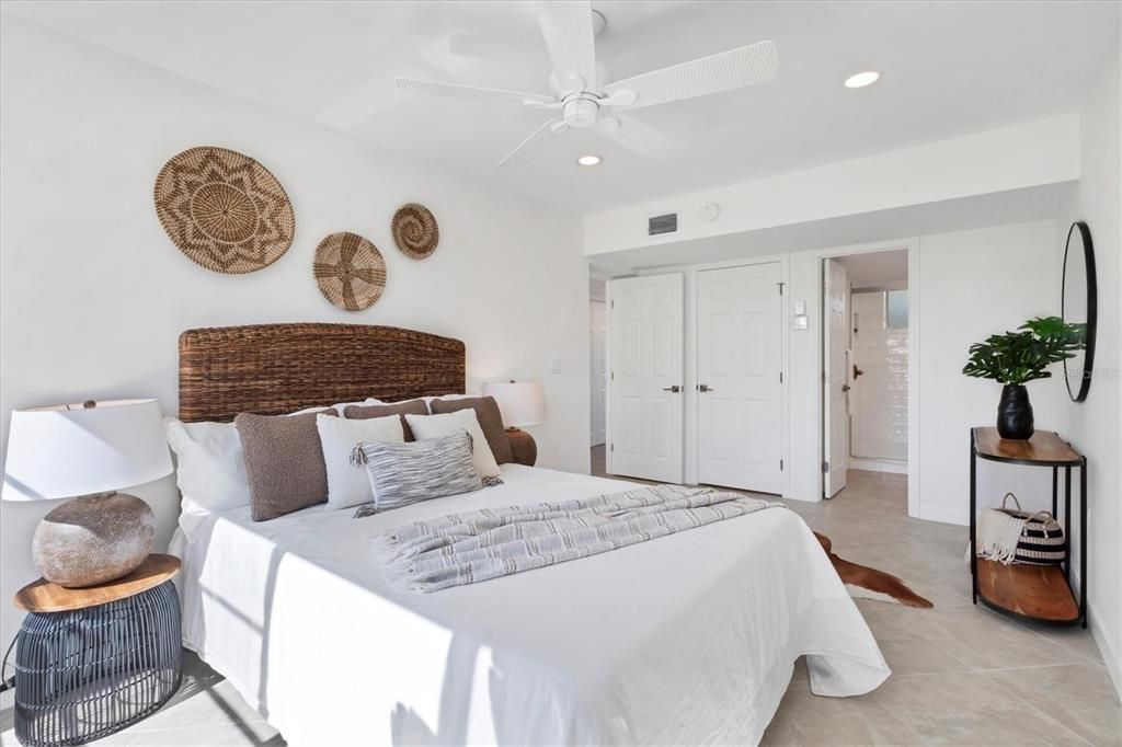 For Sale: $358,000 (1 beds, 1 baths, 698 Square Feet)