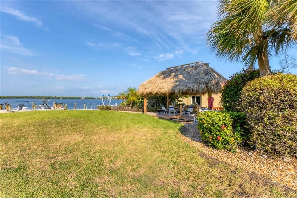 For Sale: $358,000 (1 beds, 1 baths, 698 Square Feet)