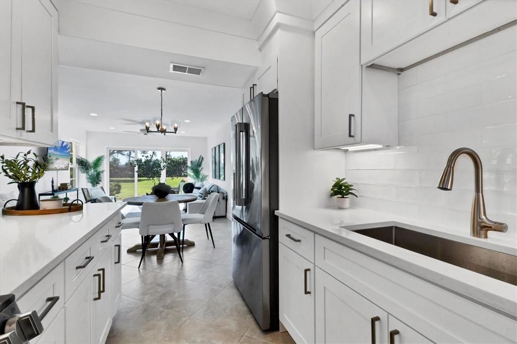 For Sale: $358,000 (1 beds, 1 baths, 698 Square Feet)