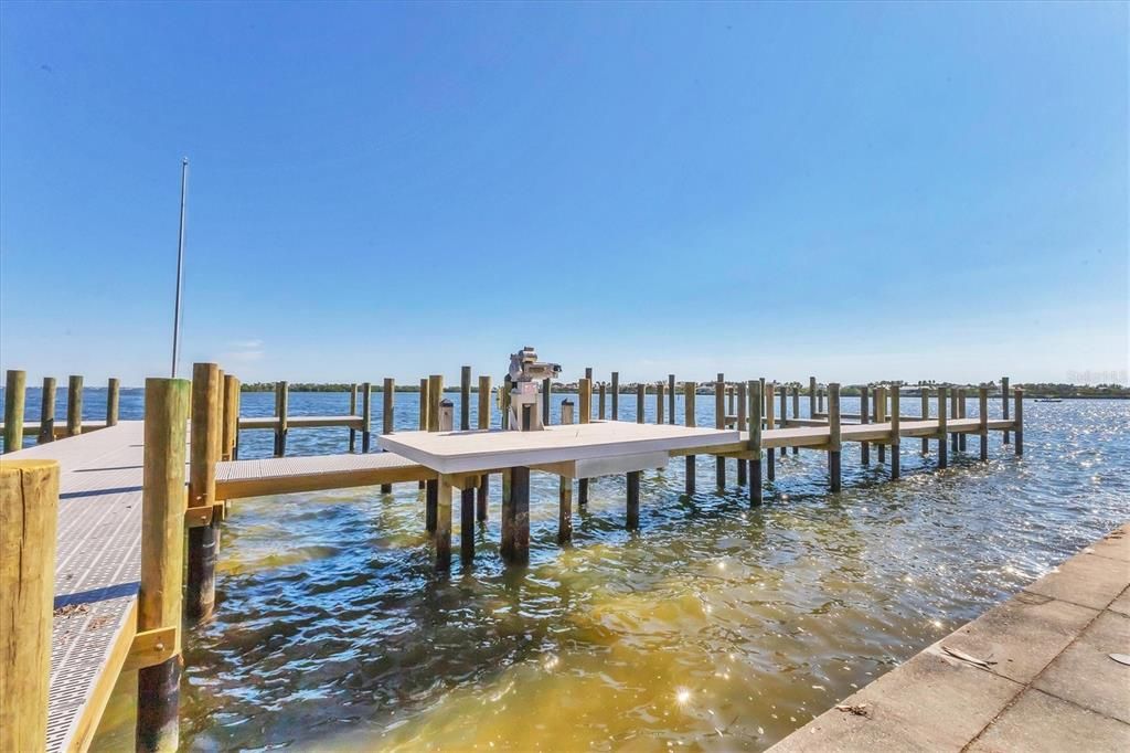 For Sale: $358,000 (1 beds, 1 baths, 698 Square Feet)