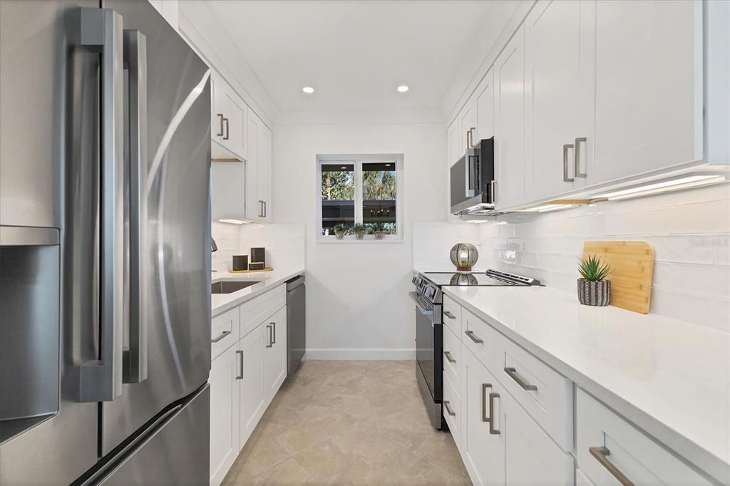 For Sale: $358,000 (1 beds, 1 baths, 698 Square Feet)