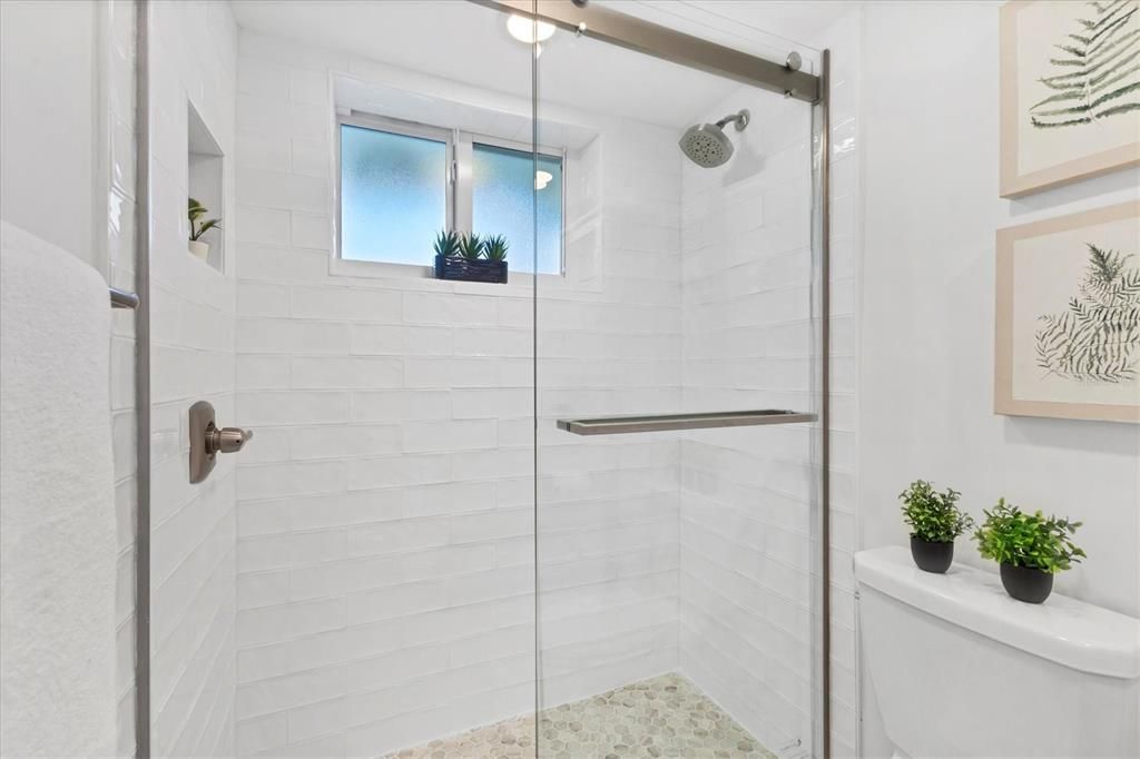 For Sale: $358,000 (1 beds, 1 baths, 698 Square Feet)