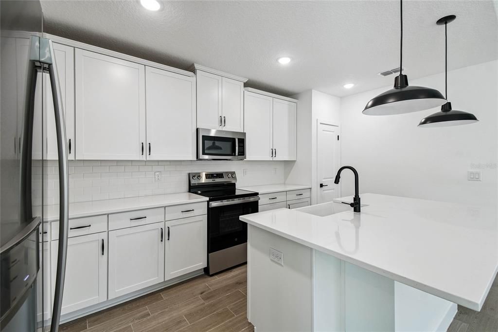 合同活跃: $349,990 (4 贝兹, 3 浴室, 2094 平方英尺)