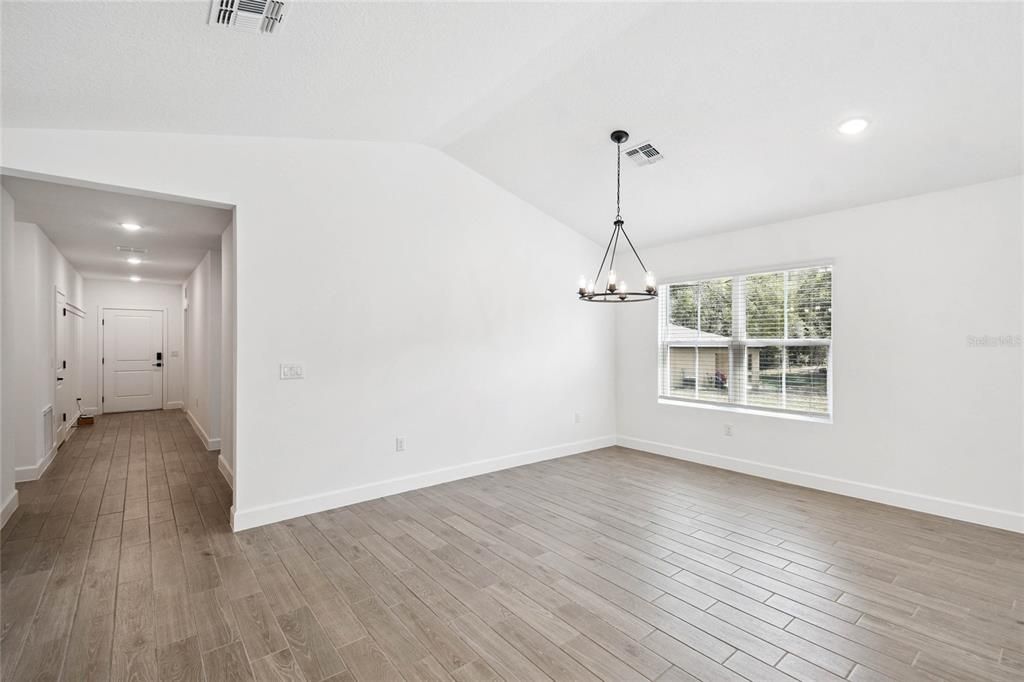 合同活跃: $349,990 (4 贝兹, 3 浴室, 2094 平方英尺)