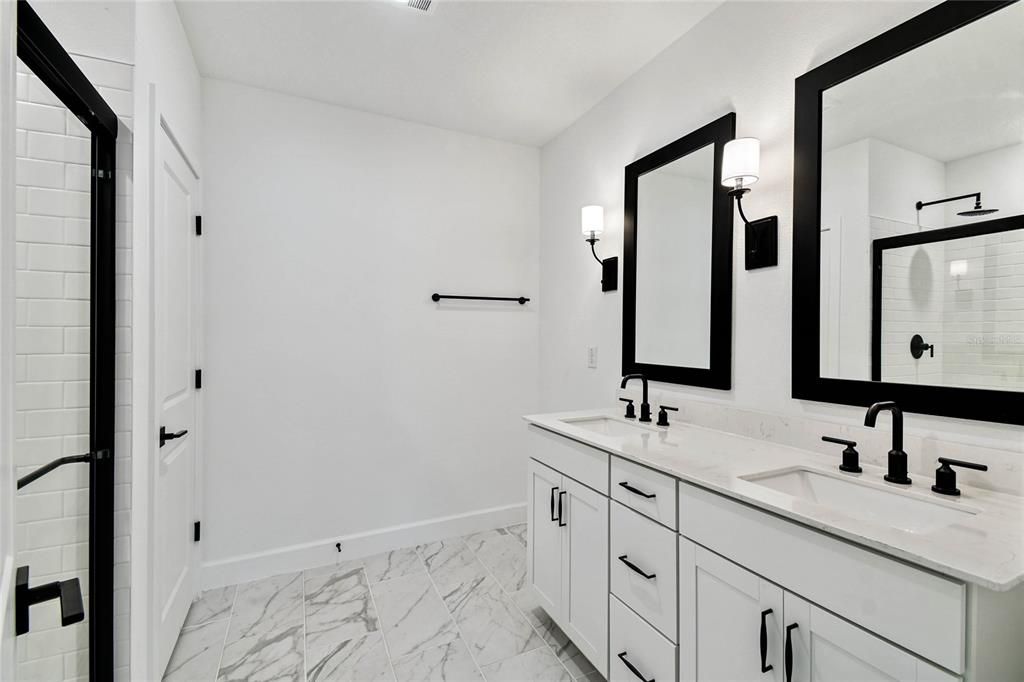 合同活跃: $349,990 (4 贝兹, 3 浴室, 2094 平方英尺)