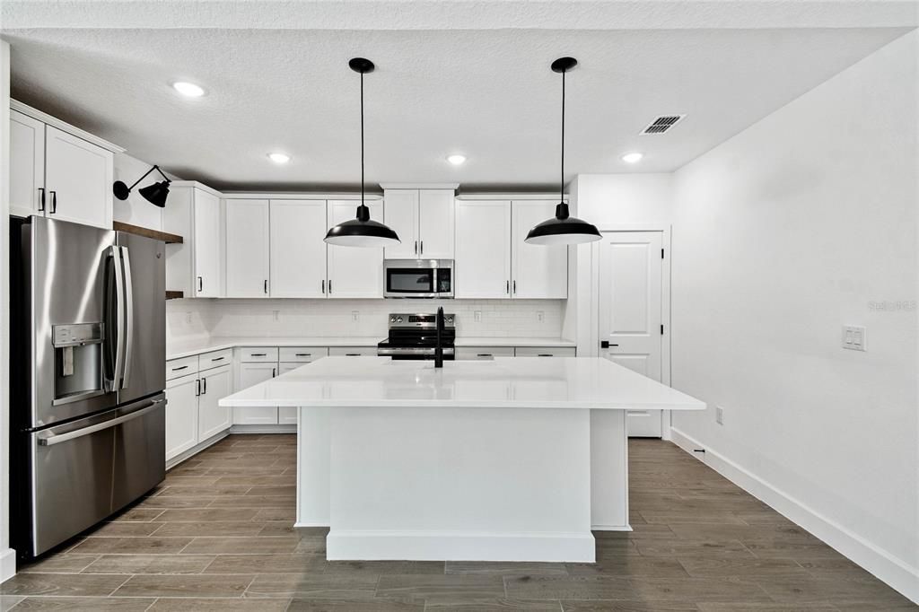 合同活跃: $349,990 (4 贝兹, 3 浴室, 2094 平方英尺)