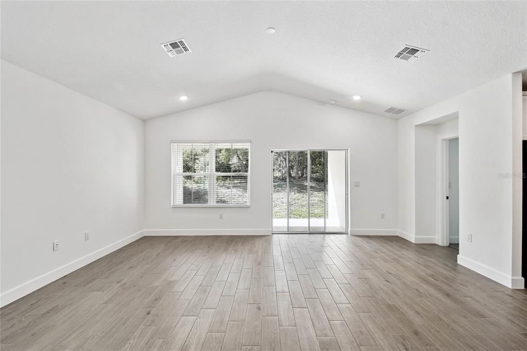 合同活跃: $349,990 (4 贝兹, 3 浴室, 2094 平方英尺)