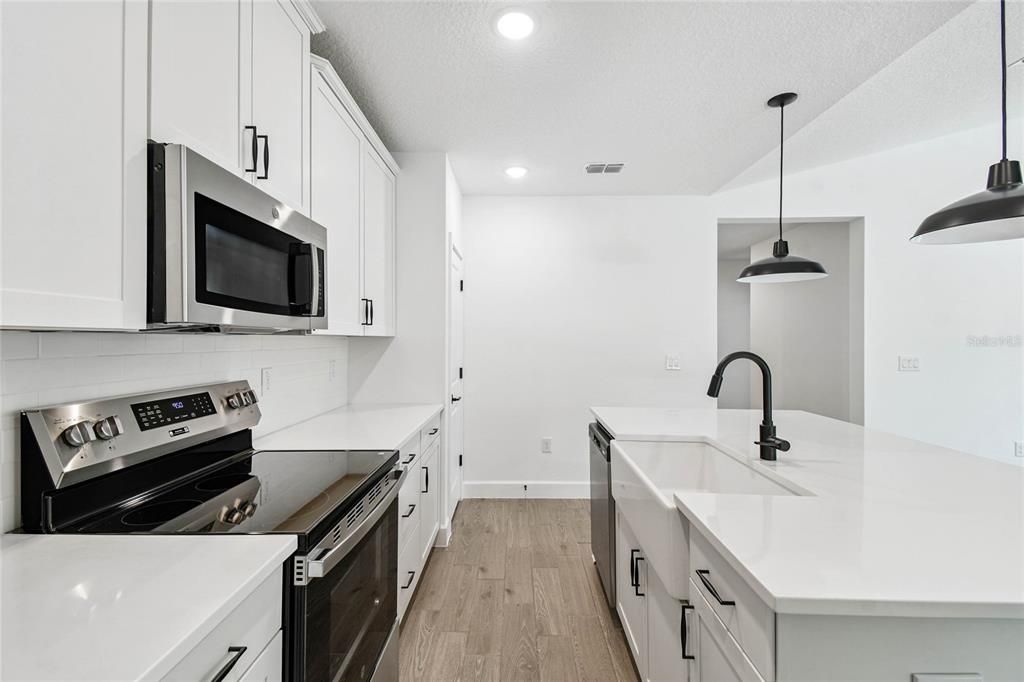 合同活跃: $349,990 (4 贝兹, 3 浴室, 2094 平方英尺)