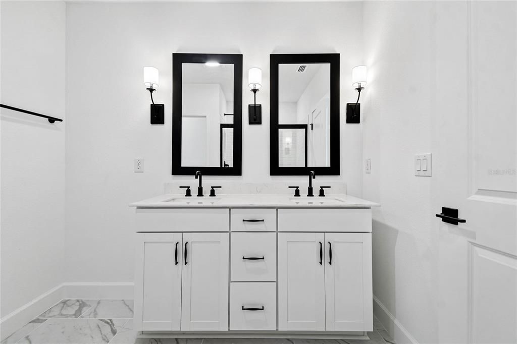 合同活跃: $349,990 (4 贝兹, 3 浴室, 2094 平方英尺)