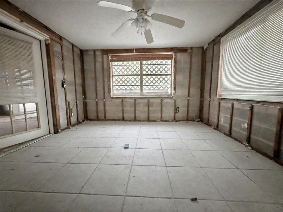 待售: $85,000 (2 贝兹, 1 浴室, 1040 平方英尺)