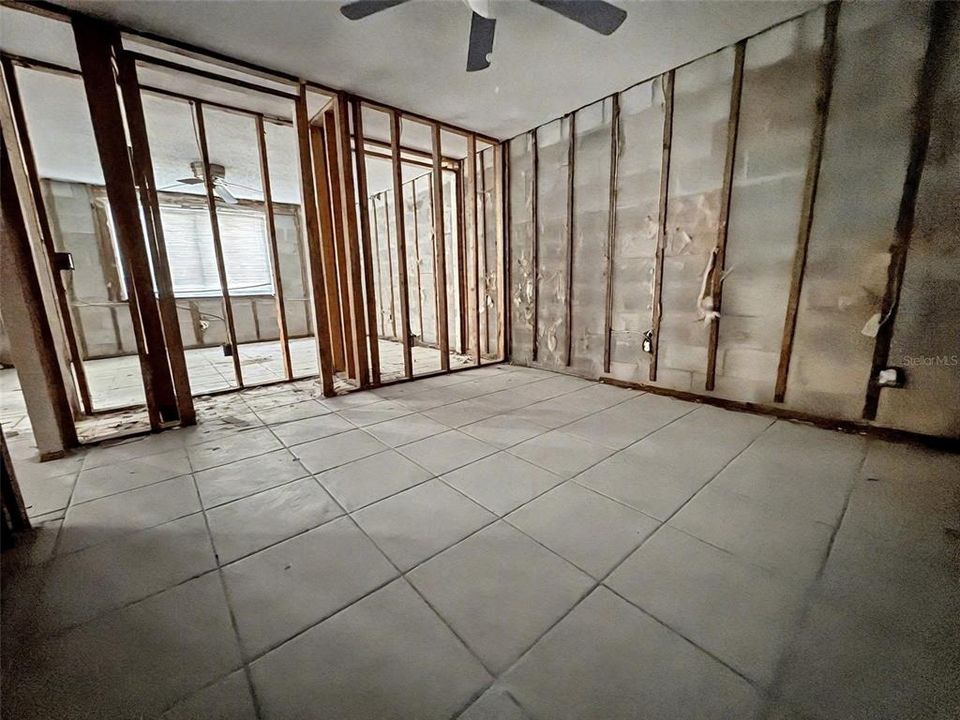 待售: $85,000 (2 贝兹, 1 浴室, 1040 平方英尺)