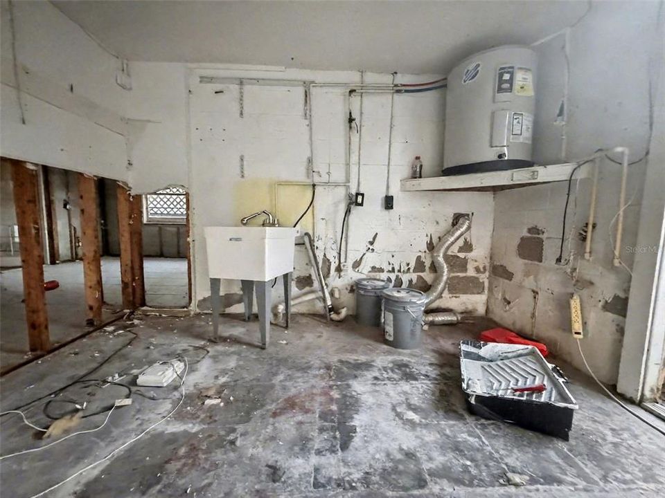 待售: $85,000 (2 贝兹, 1 浴室, 1040 平方英尺)