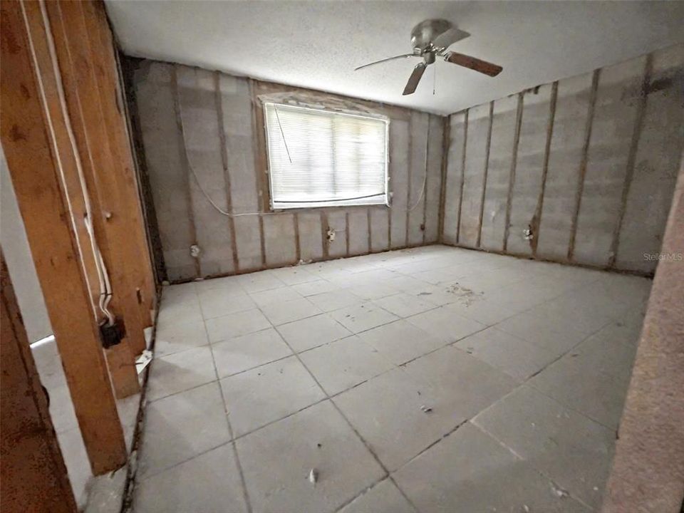 待售: $85,000 (2 贝兹, 1 浴室, 1040 平方英尺)