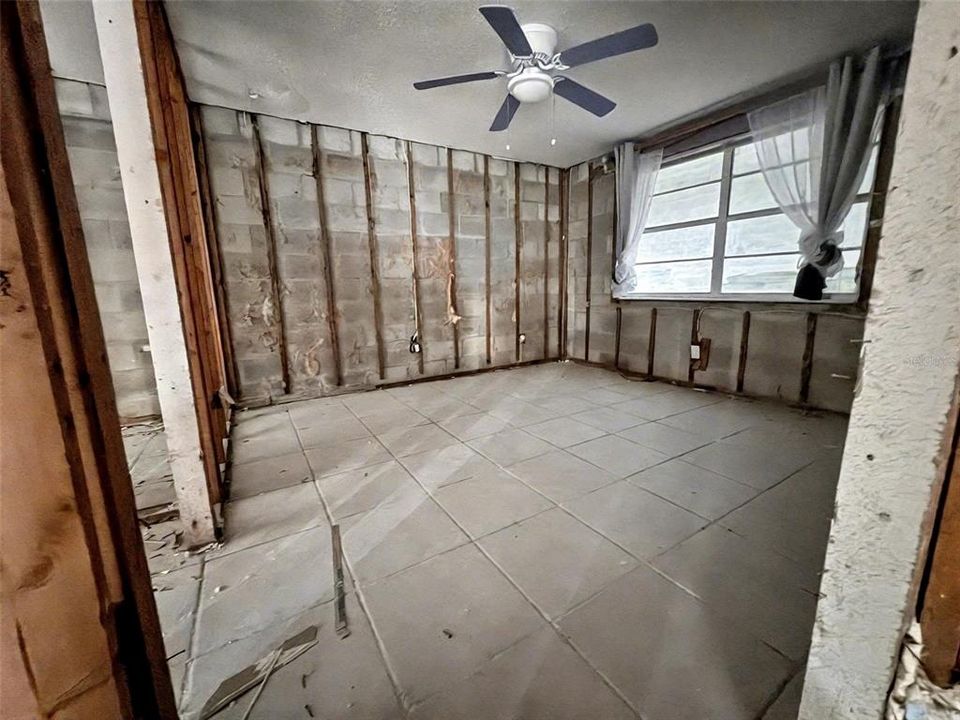 待售: $85,000 (2 贝兹, 1 浴室, 1040 平方英尺)