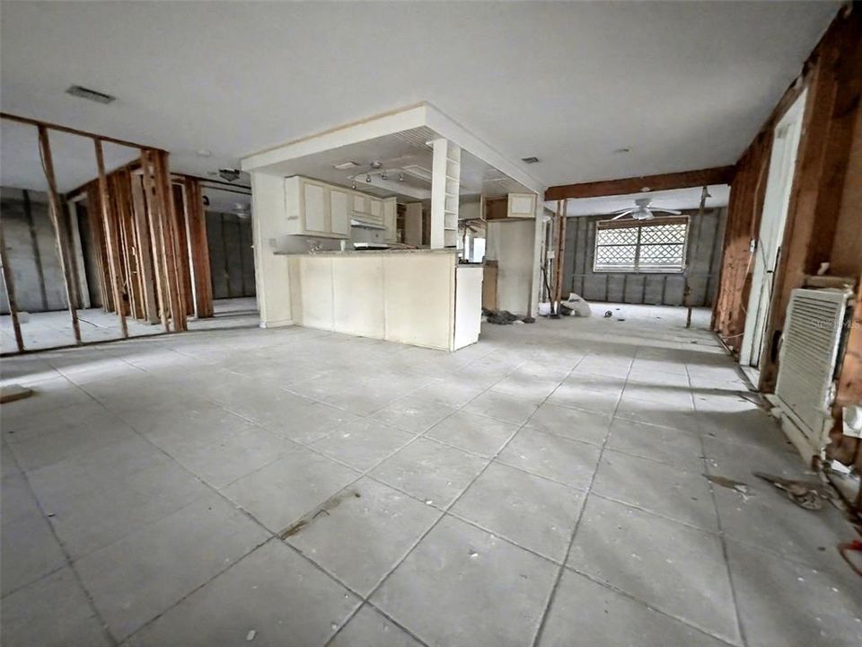 待售: $85,000 (2 贝兹, 1 浴室, 1040 平方英尺)