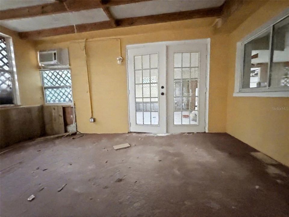 待售: $85,000 (2 贝兹, 1 浴室, 1040 平方英尺)