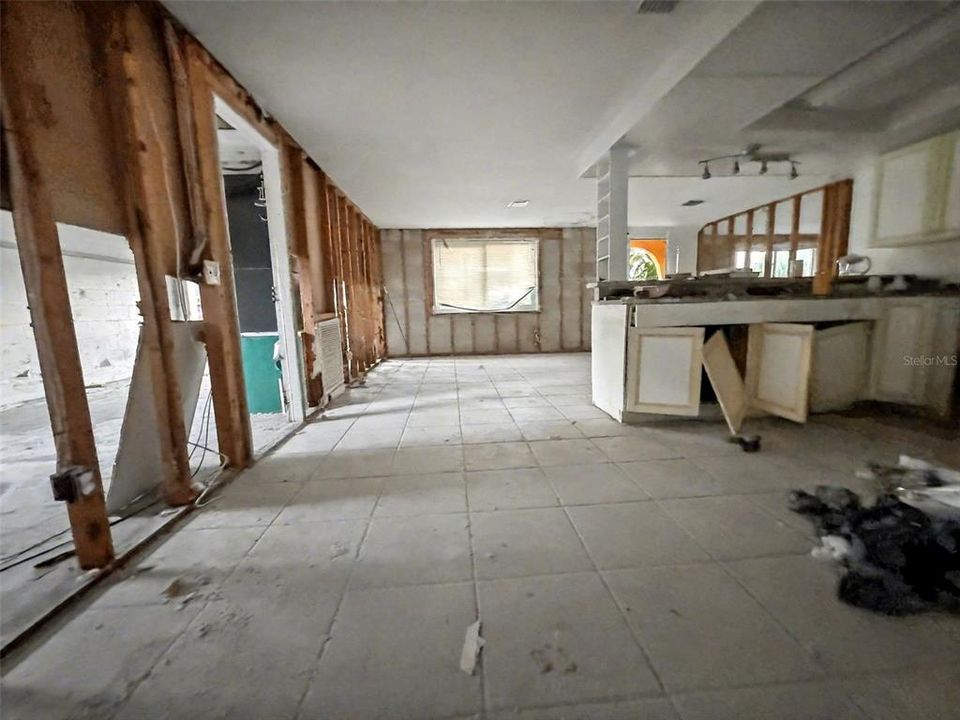 待售: $85,000 (2 贝兹, 1 浴室, 1040 平方英尺)