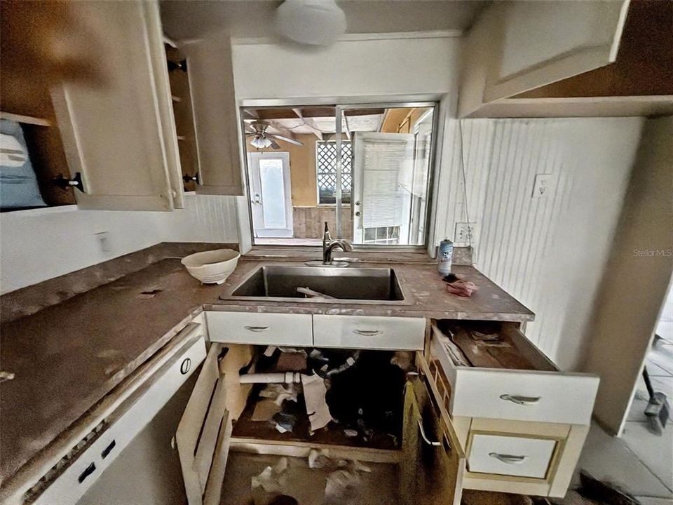 待售: $85,000 (2 贝兹, 1 浴室, 1040 平方英尺)