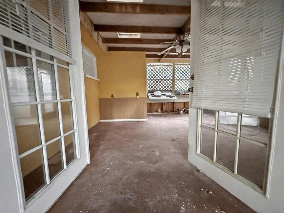 待售: $85,000 (2 贝兹, 1 浴室, 1040 平方英尺)