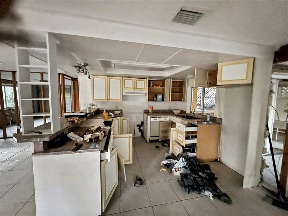 待售: $85,000 (2 贝兹, 1 浴室, 1040 平方英尺)