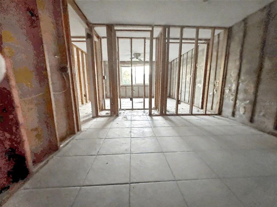 待售: $85,000 (2 贝兹, 1 浴室, 1040 平方英尺)