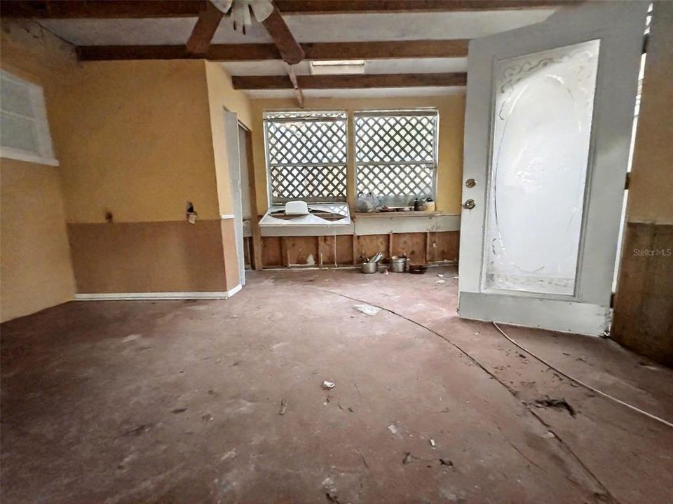 待售: $85,000 (2 贝兹, 1 浴室, 1040 平方英尺)