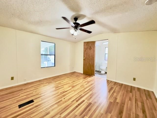 合同活跃: $125,000 (2 贝兹, 2 浴室, 924 平方英尺)