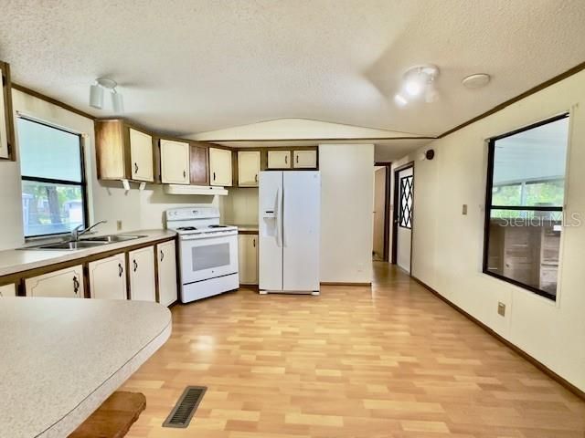 合同活跃: $125,000 (2 贝兹, 2 浴室, 924 平方英尺)