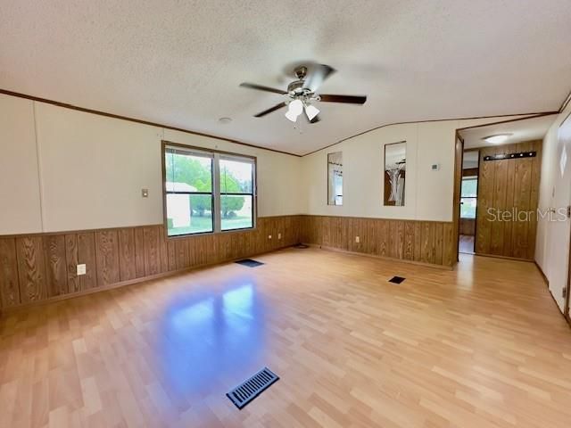 合同活跃: $125,000 (2 贝兹, 2 浴室, 924 平方英尺)