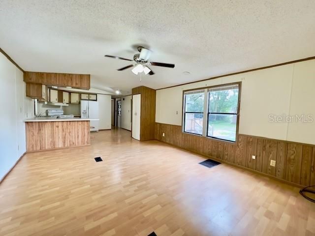 合同活跃: $125,000 (2 贝兹, 2 浴室, 924 平方英尺)